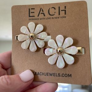 2 perfectly pearl & gold Barrettes